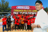 Bupati Sumenep Dr H Achmad Fauzi Wongsojudo Dengan Latar Belakang Tim Bola Volley Di Open Turnamen Piala Walikota Surabaya 2026