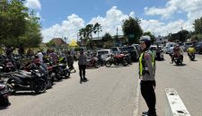 Di Bawah Terik Matahari, Polwan Polres Sumenep Tetap Siaga Amankan Jamaah Sholat Jumat