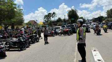 Di Bawah Terik Matahari, Polwan Polres Sumenep Tetap Siaga Amankan Jamaah Sholat Jumat