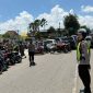 Di Bawah Terik Matahari, Polwan Polres Sumenep Tetap Siaga Amankan Jamaah Sholat Jumat