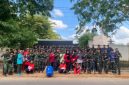 Puluhan Prajurit Yonif 931/JKT Bersama DLH Sumenep Bersihkan Jalan Pahlawan, Wujud Nyata Kepedulian Lingkungan