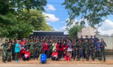 Puluhan Prajurit Yonif 931/JKT Bersama DLH Sumenep Bersihkan Jalan Pahlawan, Wujud Nyata Kepedulian Lingkungan