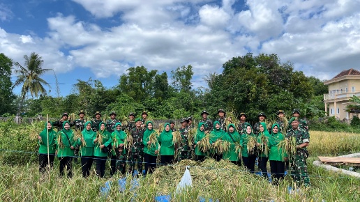 Panen Raya Persit Yonif TP 931, Wujud Ketahanan Pangan dan Kebersamaan Keluarga Prajurit