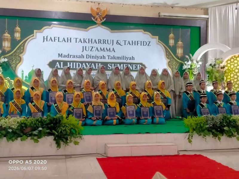 Suasana Wisuda Tahfidz Jus Amma MDT Al Hidayah Marengan Laok di Aula Kemenag Sumenep, Minggu (07/06/2026)