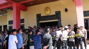 Polres Sumenep Kawal Eksekusi Objek Lelang di Jalan Dr. Cipto, Situasi Kondusif dan Humanis