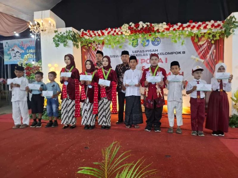 Malam Penuh Haru, SDN Poja I dan TK Nurul Hikmah Lepas 23 Siswa di Desa Poja