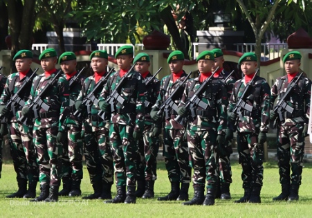 Prajurit Yonif 931/JKT Sumenep Saat Mengikuti Upacara Peringatan Hari Lahir Pancasila ke-81 di Halaman Pemkab Sumenep, Selasa (02/06/2026)