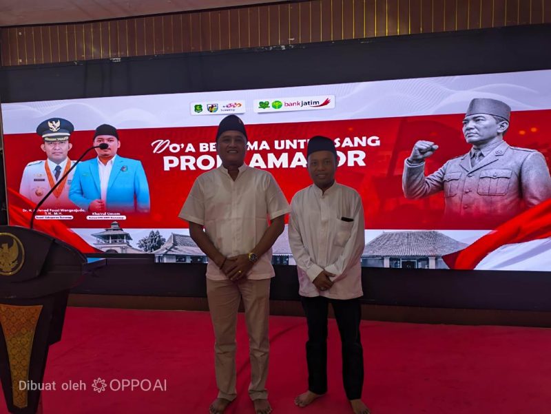 Kadisbudparopar Faruk Hanafi Bersama Kabid Pariwisata Andrie Zulkarnain di Acara Doa Bersama Untuk Sang Proklamator di Pendopo Agung Keraton Sumenep 