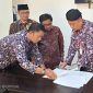 Bupati Sumenep Diwakili Staf Ahli Bupati Joko Satrio Saat Penandatanganan Mou Bersama UIN Maulana Malik Ibrahim Malang melalui penandatanganan Memorandum of Understanding (MoU) yang berlangsung di Kantor Bupati Sumenep, Kamis (4/6/2026)