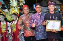 Kadisbudparopar Sumenep Faruk Hanafi Saat Mendampingi Sekdakab Agus Dwi Saputra Di Suasana Parade Musik Tong-tong 2026, Sabtu (06/06/2026)