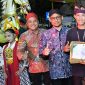 Kadisbudparopar Sumenep Faruk Hanafi Saat Mendampingi Sekdakab Agus Dwi Saputra Di Suasana Parade Musik Tong-tong 2026, Sabtu (06/06/2026)