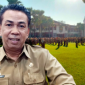 Plt. Kepala DPMD Sumenep Anwar Yusuf Sahroni Dengan Latar ASN Saat Mengikuti Apel Upacara Gabungan, Senin (08/06/2026)