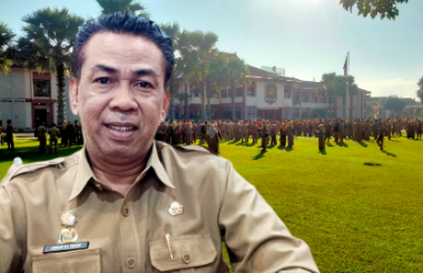 Plt. Kepala DPMD Sumenep Anwar Yusuf Sahroni Dengan Latar ASN Saat Mengikuti Apel Upacara Gabungan, Senin (08/06/2026)