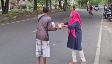 Jumat Berkah, KBS Sumenep Bagikan 105 Bungkus Nasi BUNGTURAT kepada Warga, Jum'at (12/06/2026)
