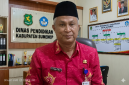 Kadisdik H Moh Iksan, SPd, MT dengan Latar Kantor Disdik Sumenep 
