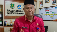 Kadisdik H Moh Iksan, SPd, MT dengan Latar Kantor Disdik Sumenep
