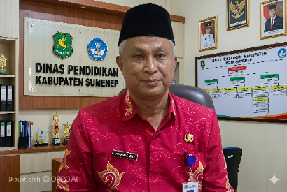 Kadisdik H Moh Iksan, SPd, MT dengan Latar Kantor Disdik Sumenep 