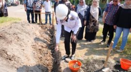 anggota DPR RI Komisi X Fraksi Partai NasDem, Lita Machfud Arifin, melalui peletakan batu pertama Program Revitalisasi Satuan Pendidikan di SDN Bendotretek I, Kecamatan Prambon, Kabupaten Sidoarjo.