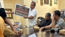 Helmi S.Pd.I, menghadiri Rapat Koordinasi Pengembangan Keris Sumenep Tahun 2026 yang digelar di Ruang Rapat Dinas Kebudayaan, Pemuda, Olahraga, dan Pariwisata (Disbudporapar) Kabupaten Sumenep, Senin (22/6/2026).