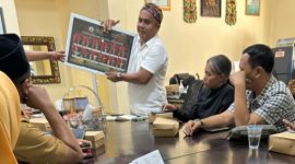 Helmi S.Pd.I, menghadiri Rapat Koordinasi Pengembangan Keris Sumenep Tahun 2026 yang digelar di Ruang Rapat Dinas Kebudayaan, Pemuda, Olahraga, dan Pariwisata (Disbudporapar) Kabupaten Sumenep, Senin (22/6/2026).