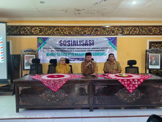 Kadinsos P3A Kabupaten Sumenep R. Abd. Rahman Riadi di Acara sosialisasi intensif tentang tata cara penyusunan Laporan Pertanggungjawaban (LPJ) dana hibah, yang ditujukan bagi pengurus lembaga keagamaan dan organisasi kemasyarakatan (Ormas)