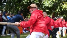 Wabup Sumenep KH Imam Hasyim SH MH Saat Mengikuti Lomba Tarik Tambang di Acara Lomba2 Dalam Rangka Memeriahkan HUT RI di Lingkungan Pemkab Sumenep