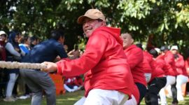 Wabup Sumenep KH Imam Hasyim SH MH Saat Mengikuti Lomba Tarik Tambang di Acara Lomba2 Dalam Rangka Memeriahkan HUT RI di Lingkungan Pemkab Sumenep 