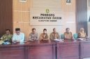 Mewakili Camat, Sekcam Dasuk Kamarudin, S.Sos, Saat Pimpin rapat koordinasi dan technical meeting yang melibatkan seluruh unsur Forum Pimpinan Kecamatan (Forpimka), Koordinator Kelompok Kerja Kepala Sekolah (KKKS), seluruh kepala sekolah, serta kepala desa se-Kecamatan Dasuk, Selasa (04/06/2026)