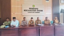 Mewakili Camat, Sekcam Dasuk Kamarudin, S.Sos, Saat Pimpin rapat koordinasi dan technical meeting yang melibatkan seluruh unsur Forum Pimpinan Kecamatan (Forpimka), Koordinator Kelompok Kerja Kepala Sekolah (KKKS), seluruh kepala sekolah, serta kepala desa se-Kecamatan Dasuk, Selasa (04/06/2026)