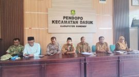Mewakili Camat, Sekcam Dasuk Kamarudin, S.Sos, Saat Pimpin rapat koordinasi dan technical meeting yang melibatkan seluruh unsur Forum Pimpinan Kecamatan (Forpimka), Koordinator Kelompok Kerja Kepala Sekolah (KKKS), seluruh kepala sekolah, serta kepala desa se-Kecamatan Dasuk, Selasa (04/06/2026)