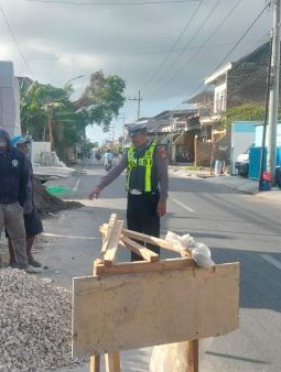 Satlantas Sumenep Ingatkan Pekerja Proyek, Material di Badan Jalan Bisa Picu Kecelakaan