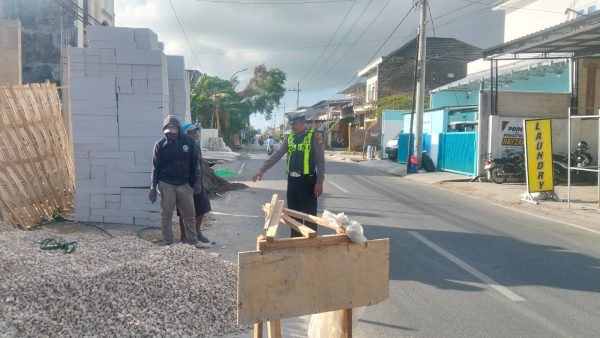 Satlantas Sumenep Ingatkan Pekerja Proyek, Material di Badan Jalan Bisa Picu Kecelakaan