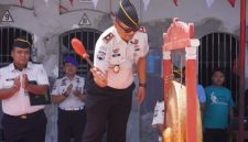 Karutan Sumenep Aditya Wahyu Rahmadani Saat Memukul Tanda Dimulainya Pekan Olahraga Dan Seni Bagi Warga Binaan