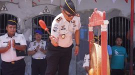Karutan Sumenep Aditya Wahyu Rahmadani Saat Memukul Tanda Dimulainya Pekan Olahraga Dan Seni Bagi Warga Binaan 
