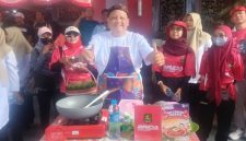 Kepala Badan Riset dan Inovasi Daerah (BRIDA) Kabupaten Sumenep, Siswahyudi Bintoro, S.Sos., M.Si., saat mengikuti Lomba Masak Mie Goreng antar pimpinan Organisasi Perangkat Daerah (OPD), Rabu (05/08/2026)