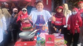Kepala Badan Riset dan Inovasi Daerah (BRIDA) Kabupaten Sumenep, Siswahyudi Bintoro, S.Sos., M.Si., saat mengikuti Lomba Masak Mie Goreng antar pimpinan Organisasi Perangkat Daerah (OPD), Rabu (05/08/2026)