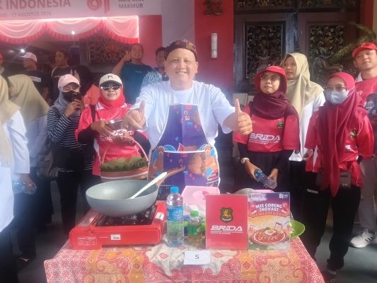 Kepala Badan Riset dan Inovasi Daerah (BRIDA) Kabupaten Sumenep, Siswahyudi Bintoro, S.Sos., M.Si., saat mengikuti Lomba Masak Mie Goreng antar pimpinan Organisasi Perangkat Daerah (OPD), Rabu (05/08/2026)