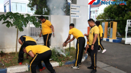 Dukung Gerakan Indonesia Asri, Polres Sumenep Hijaukan Mako Lewat Kerja Bakti dan Tanam Pohon