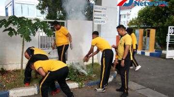 Dukung Gerakan Indonesia Asri, Polres Sumenep Hijaukan Mako Lewat Kerja Bakti dan Tanam Pohon