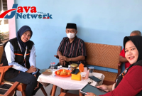Eks Sekdakab Sumenep Ir. H. Edi Rasyidi MSI Saat Didata Petugas Sensus di Kelurahan Karangduak 