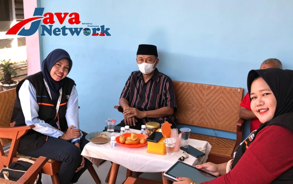 Eks Sekdakab Sumenep Ir. H. Edi Rasyidi MSI Saat Didata Petugas Sensus di Kelurahan Karangduak 