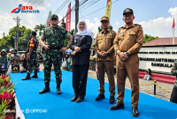 Staf Ahli Bupati Sumenep Ir. Dedi Falahudin, ST, MT (Paling Kanan) Bersama Gubernur Jawa Timur dan Pangdam V Brawijaya di Acara Bhakti TNI 2026 di Alun-alun Kota Bangkalan, Senin (06/07/2026)