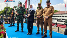 Staf Ahli Bupati Sumenep Ir. Dedi Falahudin, ST, MT (Paling Kanan) Bersama Gubernur Jawa Timur dan Pangdam V Brawijaya di Acara Bhakti TNI 2026 di Alun-alun Kota Bangkalan, Senin (06/07/2026)
