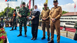 Staf Ahli Bupati Sumenep Ir. Dedi Falahudin, ST, MT (Paling Kanan) Bersama Gubernur Jawa Timur dan Pangdam V Brawijaya di Acara Bhakti TNI 2026 di Alun-alun Kota Bangkalan, Senin (06/07/2026)