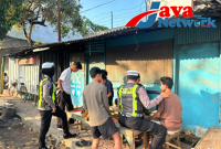 Lewat Polantas Menyapa, Satlantas Polres Sumenep Dekatkan Diri dan Bagikan Jaket Keselamatan