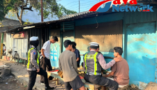 Lewat Polantas Menyapa, Satlantas Polres Sumenep Dekatkan Diri dan Bagikan Jaket Keselamatan