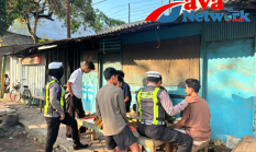 Lewat Polantas Menyapa, Satlantas Polres Sumenep Dekatkan Diri dan Bagikan Jaket Keselamatan