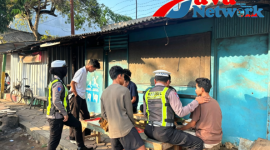 Lewat Polantas Menyapa, Satlantas Polres Sumenep Dekatkan Diri dan Bagikan Jaket Keselamatan