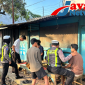 Lewat Polantas Menyapa, Satlantas Polres Sumenep Dekatkan Diri dan Bagikan Jaket Keselamatan