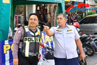 Koordinator Parkir Disperkimhub Moh Hayat, S.AN dan KBO Lantas Polres Sumenep IPDA Yudik SH